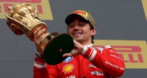 Leclerc venceu uma corrida dramática de Russell e Hamilton
