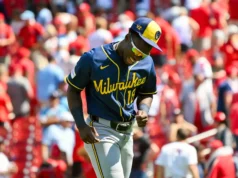 Os Brewers convocam seu quarto candidato, Luis Lara, para finalmente fazer sua estreia na MLB após assinar uma extensão de 7 anos