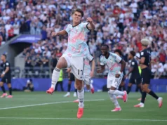 Por que a Bélgica usou uma camisa azul e rosa contra os Estados Unidos?