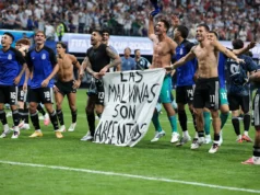 Argentina pede guerra nas Malvinas com faixa comemorando vitória na Copa do Mundo sobre a Inglaterra: ‘Las Malvinas filho Argentinas’
