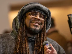 Marshawn Lynch e Edgarin James trazem de volta o Ice Bucket Challenge para apoiar Chris Johnson após o diagnóstico de ELA