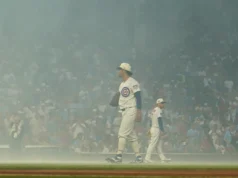 Os fãs dos Cubs cantam ‘Take Me Home, Country Roads’ durante o atraso do nevoeiro no Wrigley Field