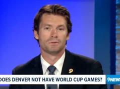 Copa do Mundo de Kansas City recebendo aplausos ao âncora esportivo de Denver
