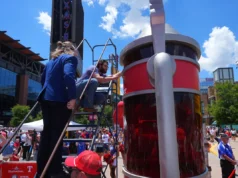 Big Brew: Texas Rangers e Bud estabeleceram um recorde mundial com uma cerveja de 3,6 metros de altura e 600 galões