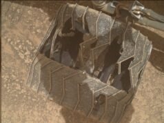 O rover Curiosity Mars inspeciona a foto da roda rachada do dia de 24 de julho de 2026