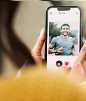 Online-Dating-App-Smartphone.jpg