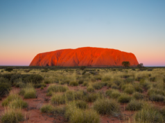 Um povo aborígene australiano no norte de Queensland fala uma língua que não tem palavras para esquerda ou direita – apenas para norte, sul, leste e oeste – então, em vez de dizer para você mover o pé esquerdo, eles lhe dirão para mover o pé leste e apontar para o norte quase sem pensar.