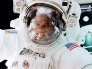 Poucas horas depois de atingir a microgravidade, os fluidos corporais dos astronautas deslocam-se para a cabeça, com cheiro e sabor turvos – uma das razões pelas quais a NASA monitoriza a nutrição diária tão de perto porque a tripulação não consegue prevenir totalmente a perda muscular combatendo apenas o exercício espacial.
