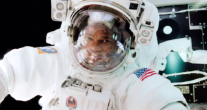 Poucas horas depois de atingir a microgravidade, os fluidos corporais dos astronautas deslocam-se para a cabeça, com cheiro e sabor turvos – uma das razões pelas quais a NASA monitoriza a nutrição diária tão de perto porque a tripulação não consegue prevenir totalmente a perda muscular combatendo apenas o exercício espacial.