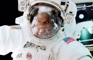 Poucas horas depois de atingir a microgravidade, os fluidos corporais dos astronautas deslocam-se para a cabeça, com cheiro e sabor turvos – uma das razões pelas quais a NASA monitoriza a nutrição diária tão de perto porque a tripulação não consegue prevenir totalmente a perda muscular combatendo apenas o exercício espacial.