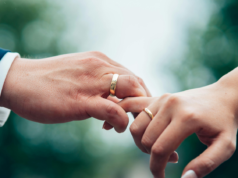 O ouro da sua aliança de casamento pode ser mais violento do que você pensa: a maior parte do ouro do universo foi provavelmente forjada quando duas estrelas de nêutrons colidiram – um evento brilhante o suficiente para ofuscar milhões de sóis durante dias, em uma explosão que os astrônomos chamam de quilonova.