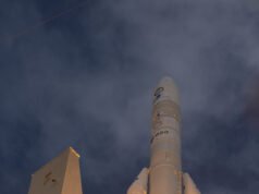 Decolagem vertical enquanto o Ariane 6 voa pela primeira vez