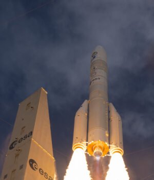 Vertical_liftoff_as_Ariane_6_takes_flight_for_the_first_time_pillars.jpg
