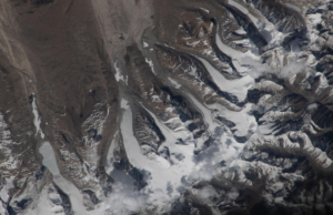 A geleira flui pelo Himalaia em foto espacial de 15 de julho de 2026