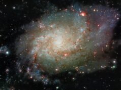 Praneem Limbaugh, um cientista cidadão que inspeciona imagens de rádio profundas de uma remota montanha do Himalaia, avistou uma galáxia curvada em forma de arco e flecha a cerca de 1,8 milhão de anos-luz de distância – e a equipe que a seguiu pensou que era uma galáxia congelada no meio do acidente.
