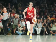 Caitlin Clark se torna a jogadora mais rápida na história da WNBA a alcançar 600 assistências na carreira e leva o Fever a uma vitória arrasadora contra os Ases.