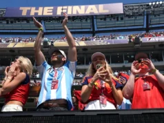 Eles cantam, empurram, dançam. Torcedores da Argentina e da Espanha gastam dinheiro na final da Copa do Mundo