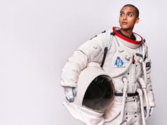 Os astronautas que regressam de missões de seis meses descrevem uma sensação persistente de “observador” – a sensação de observar as suas próprias vidas a meio passo fora do enquadramento, semanas depois de regressarem à Terra.