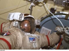 Os astronautas insistem que há um cheiro no espaço – uma mistura de bife grelhado, metal quente e fumos de soldadura que se agarram a um fato após cada caminhada espacial.