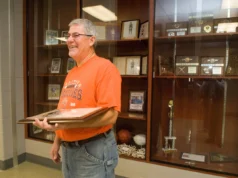 O ex-técnico de basquete Granger Doug McBee morre, o pai de Skyler McBee morre