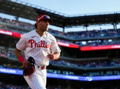 Gabriel Rincones Jr., do Phillies, usa óculos escuros para pegar no meio do vôo contra o Mets