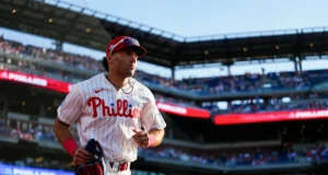 Gabriel Rincones Jr., do Phillies, usa óculos escuros para pegar no meio do vôo contra o Mets