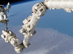 Astronautas da NASA fora da estação espacial para substituir uma articulação do pulso Canadarm2 que apresentou defeito após 25 anos em órbita