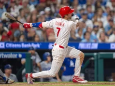 Trea Turner resolve problemas de campo com 2 HRs, 5 RBIs enquanto Phillies supera Dodgers