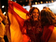 Os campeões espanhóis da Copa do Mundo voltam para casa para uma recepção real e um desfile por Madri