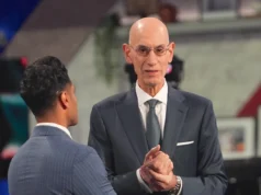 O comissário da NBA, Adam Silver, teria convencido a comissária da WNBA, Cathy Engelbert, a demitir Alyssa Thomas.