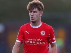 O meio-campista do Crewe Moore assinou um novo contrato de dois anos