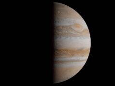 James Webb encontrou evidências de densas nuvens de água gelada em Epsilon Indi Ab, uma das Terras mais próximas de Júpiter que podemos estudar diretamente – uma descoberta que não derrubou todos os modelos atmosféricos, mas revelou quantas delas agora moldam o céu do planeta.