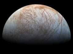 Europa, uma das luas de Júpiter, está selada sob uma camada de gelo, mas os mares escondidos abaixo podem conter o dobro da água líquida de todos os oceanos da Terra – e a gravidade de Júpiter pode tê-la mantido líquida durante milhares de milhões de anos.