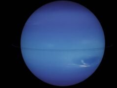 Um exoplaneta a 124 anos-luz de distância pode abrigar um oceano global sob uma atmosfera rica em hidrogénio. Webb produziu duas indicações provisórias de sulfeto de dimetila – um gás produzido principalmente por microrganismos marinhos na Terra – mas análises independentes contestam se a molécula foi detectada, com os cientistas divididos sobre o que os dados significam.