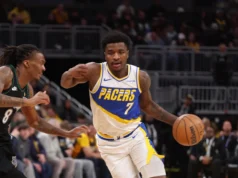 Relatório: Milwaukee está assinando com Kam Jones um acordo bidirecional