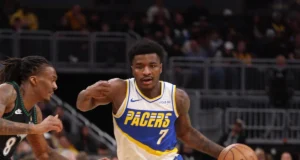 Relatório: Milwaukee está assinando com Kam Jones um acordo bidirecional
