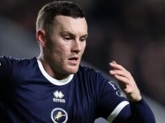 O atacante do Millwall, Langstaff, se junta ao Salford