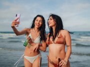 O apresentador da ‘Shark Week’, Forrest Galante, explica por que esmagar cervejas no oceano é uma má ideia
