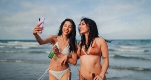 O apresentador da ‘Shark Week’, Forrest Galante, explica por que esmagar cervejas no oceano é uma má ideia