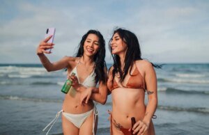 O apresentador da ‘Shark Week’, Forrest Galante, explica por que esmagar cervejas no oceano é uma má ideia