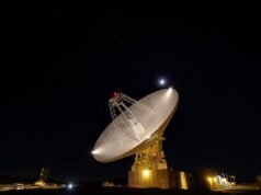 A Deep Space Network da NASA pode detectar sinais tão fracos quanto um bilionésimo de bilionésimo de watt de espaçonaves a bilhões de quilômetros de distância – usando uma antena parabólica de 70 metros para extrair sussurros tecnológicos do ruído espacial.