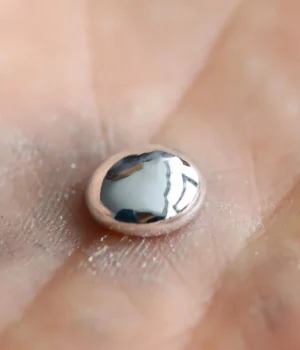 hand-holding-liquid-gallium.webp