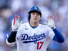 Cartão raro, 1 de 1, autografado por Shohei Ohtani com recompensa de US$ 10 milhões por colecionador na loja de cartões colecionáveis da Flórida