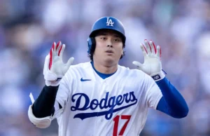 Cartão raro, 1 de 1, autografado por Shohei Ohtani com recompensa de US$ 10 milhões por colecionador na loja de cartões colecionáveis da Flórida