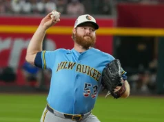O arremessador dos Brewers, Brandon Woodruff, retorna a IL com inflamação no ombro direito