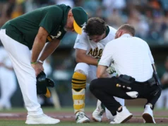 1B Nick Kurtz do atletismo sai mais cedo após ser atingido no pulso por um arremesso no jogo contra o Red Sox