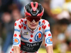 O bicampeão do Tour de France, Jonas Wingard, bate durante a etapa 15 e deve perder o resto da corrida