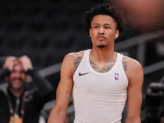 O armador do Jazz, Trey Alexander, deixa o jogo da liga de verão em uma maca com dores após contato com o torso