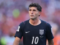 Christian Pulisic ficará afastado por semanas após sofrer uma microfratura na perna na derrota para a Bélgica