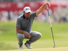 Lucas Glover arrancou os sapatos no gramado do 3M Open após uma reclamação sobre suas marcas de espinhos em aparente protesto